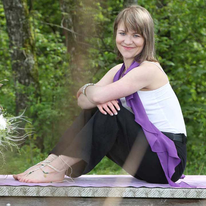 Melanie Huemer auf Yogamatte am Steg