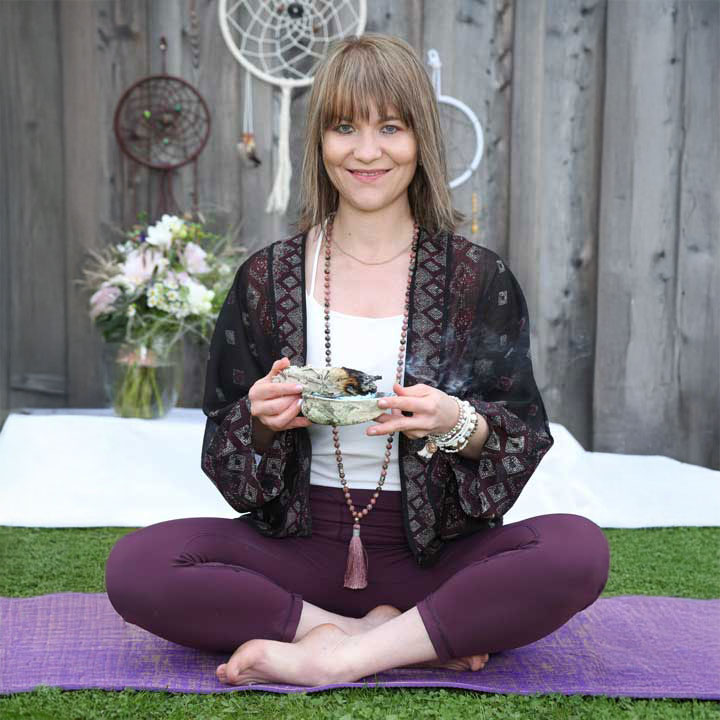 Melanie Humer bei einem spirituellen Ritual