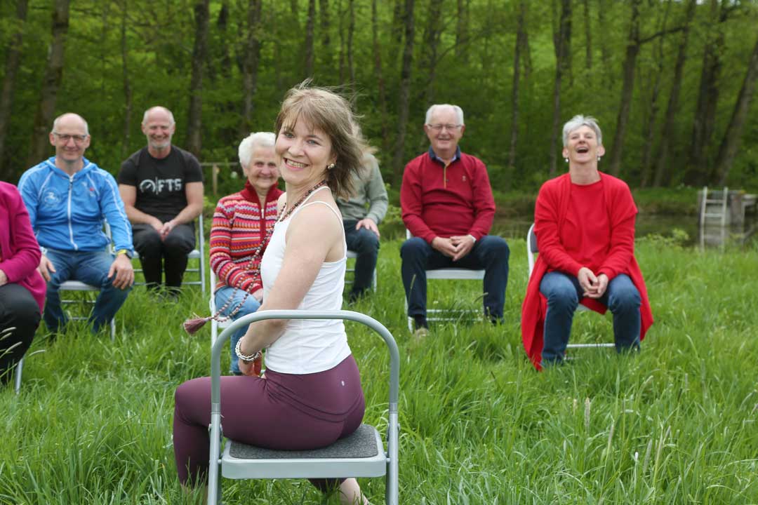 Melanie Humer mit Sesselyoga-Gruppe