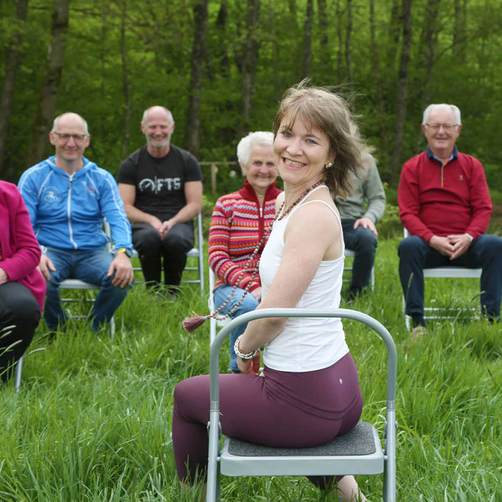 Melanie Humer mit Sesselyoga-Gruppe