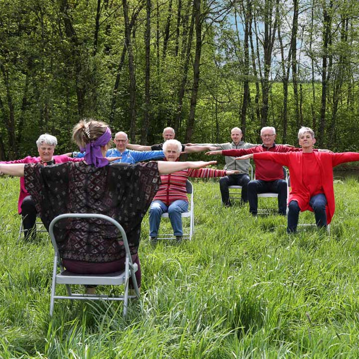 Melanie Humer mit Sesselyoga-Gruppe