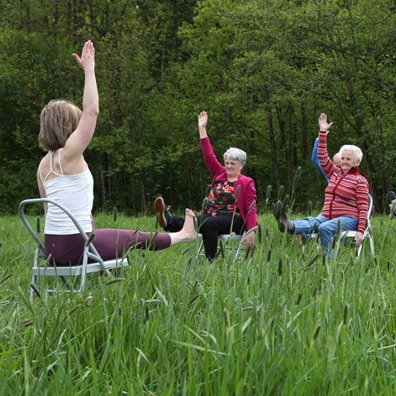 Melanie Humer mit Yoga Gruppe