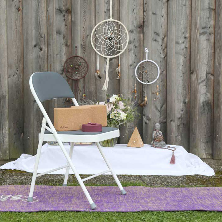 Yoga-Sessel und -Blöcke