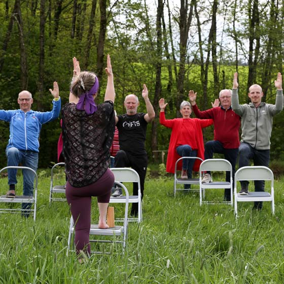 Melanie Huemer mit Sesselyoga Gruppe
